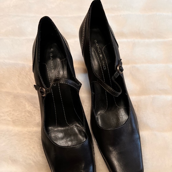 Bandolino Shoes - 🖤🖤PRICE DROP 🖤🖤 Black Bandolino pumps with feminine buckle